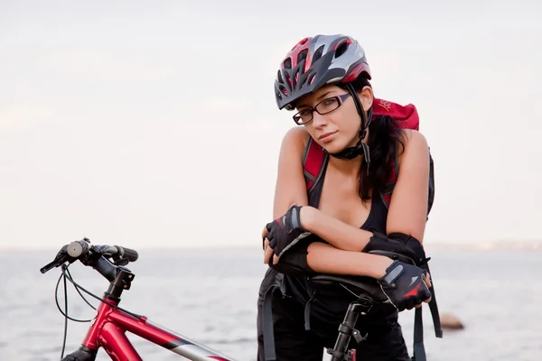 Pretty girl and bicycle — Stock Photo, Image