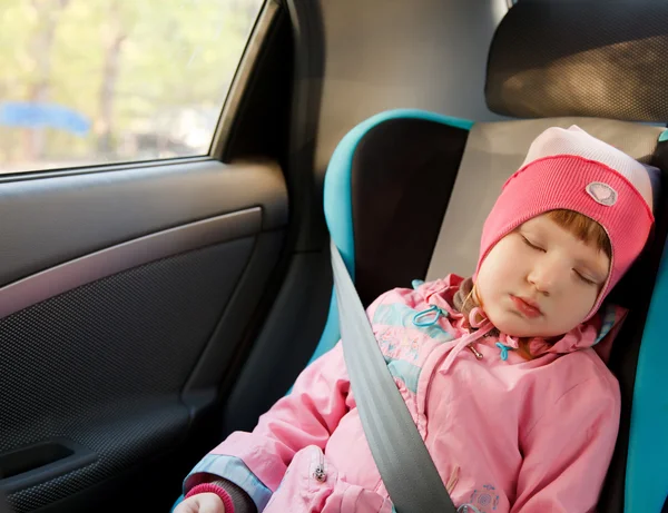 Malá holčička, spaní v autě — Stock fotografie