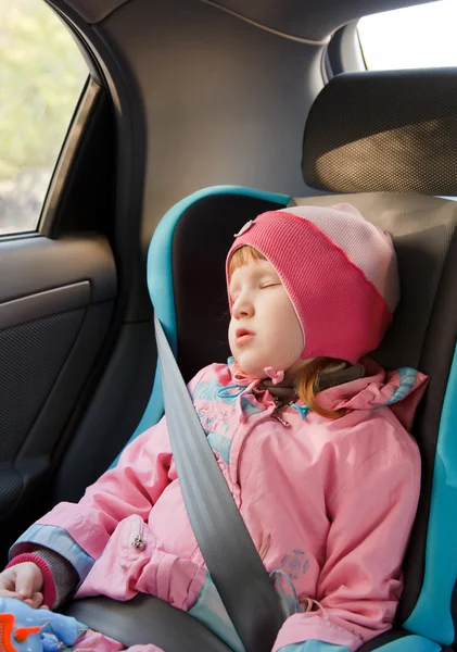 Klein meisje slaapt in een auto — Stockfoto