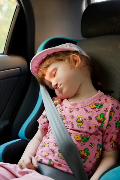 Söta lilla flicka sover i en bil — Stockfoto