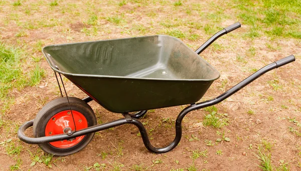 Carretilla de ruedas en un jardín — Foto de Stock