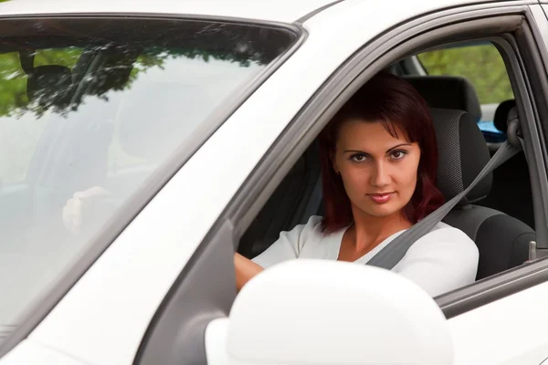 Kvinnan i en bil — Stockfoto