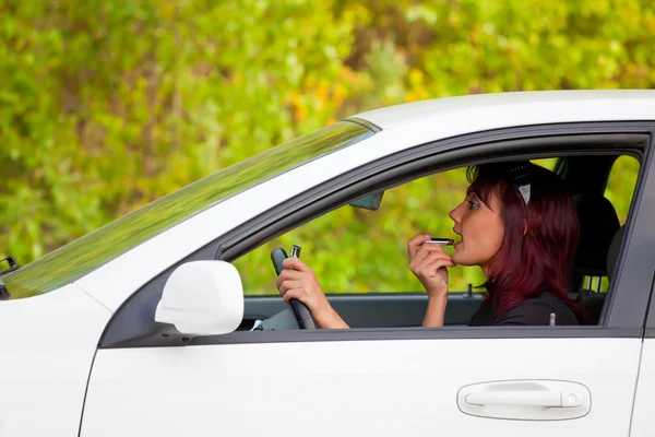 Woman in a car doing makeup. — Stock Photo, Image
