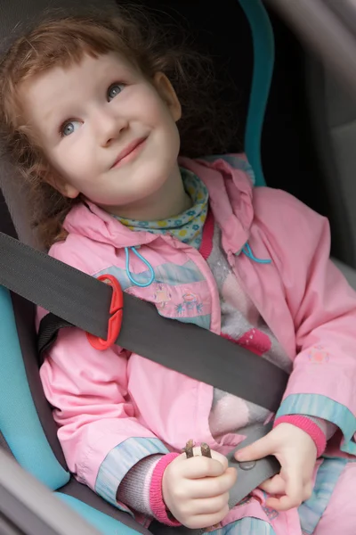 Schattig klein meisje in een autostoel baby — Stockfoto