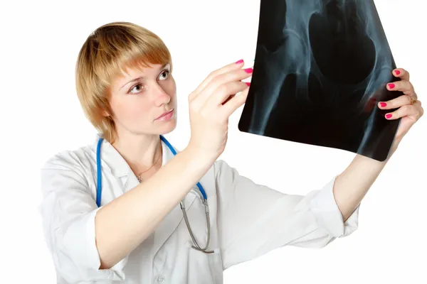 Γυναίκα γιατρό που κοιτούν μια εικόνα ακτινογραφία — Φωτογραφία Αρχείου