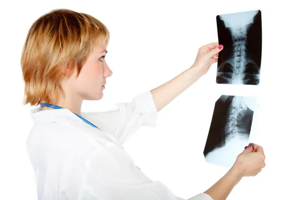 Médecin femme pensive regardant les images radiographiques . — Photo