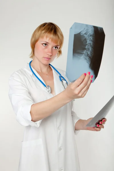 Portrét přemýšlivých ženského lékaře — Stock fotografie