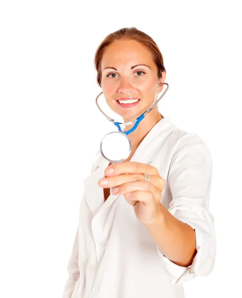Attraente signora medico con stetoscopio su uno sfondo bianco — Foto Stock