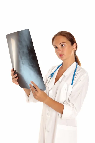 Vrouwelijke arts kijken naar een afbeelding x-ray. — Stockfoto