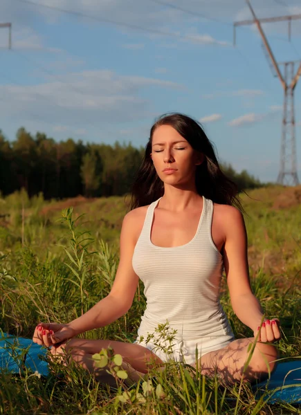 Mulher praticando ioga ao ar livre — Fotografia de Stock