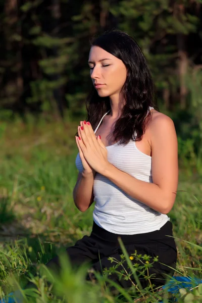 Jovem mulher em posição de ioga — Fotografia de Stock