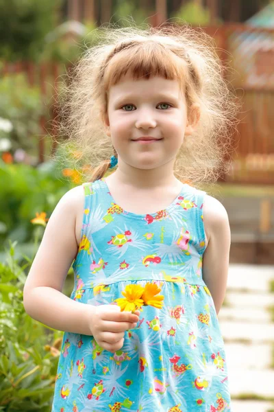Carina bambina con i fiori in mano — Foto Stock