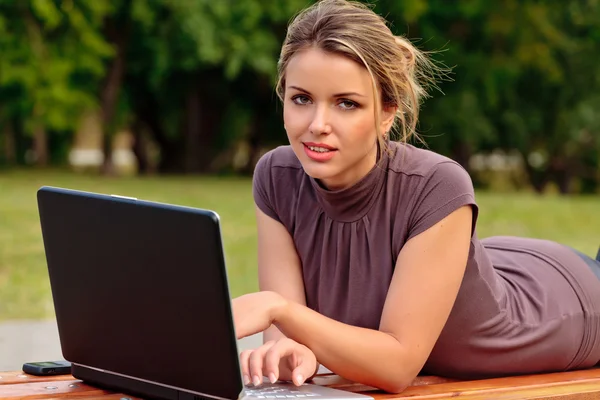Mujer bonita joven con ordenador portátil —  Fotos de Stock