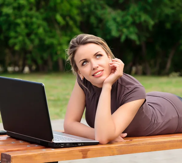 Hezká mladá žena s laptopem — Stock fotografie