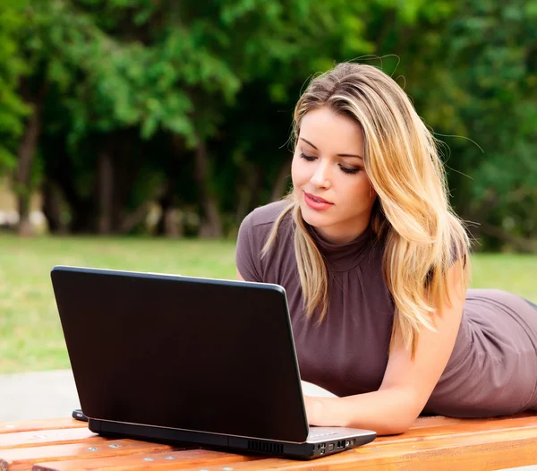 年轻漂亮的女人用的笔记本电脑 — 图库照片