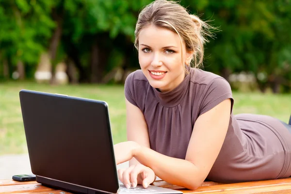 年轻漂亮的女人用的笔记本电脑 — 图库照片