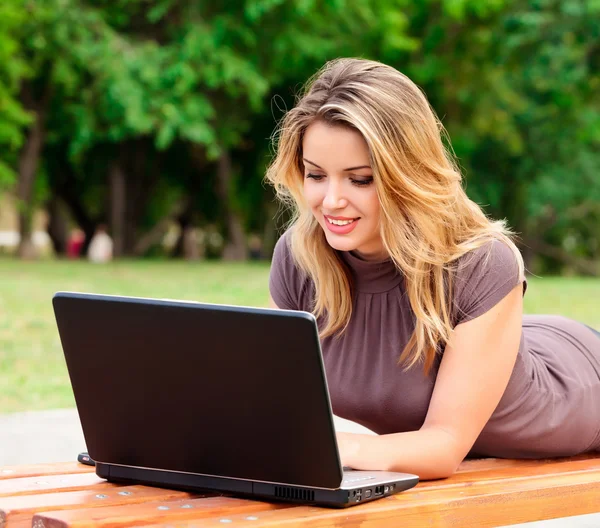 Mujer bonita joven con ordenador portátil — Foto de Stock