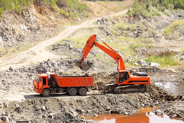 Dump Truck and Excavator in a Quarry — Stock Photo, Image