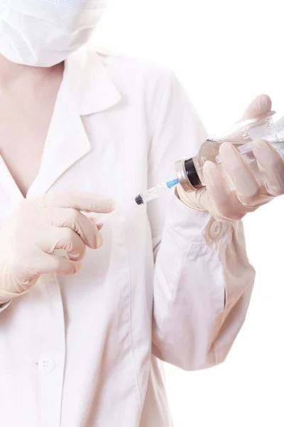 Medik naplnění stříkačky s očkovací látkou — Stock fotografie