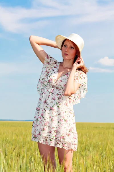 Молода красива жінка на полі влітку — стокове фото