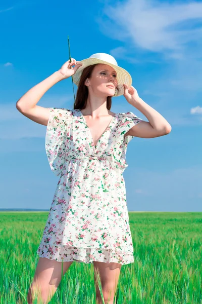 Jovem bela mulher no campo no verão — Fotografia de Stock
