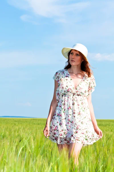 Mooi meisje in een veld — Stockfoto