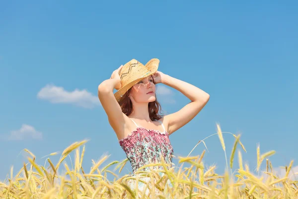 Pretty girl in a field — Stock Photo, Image