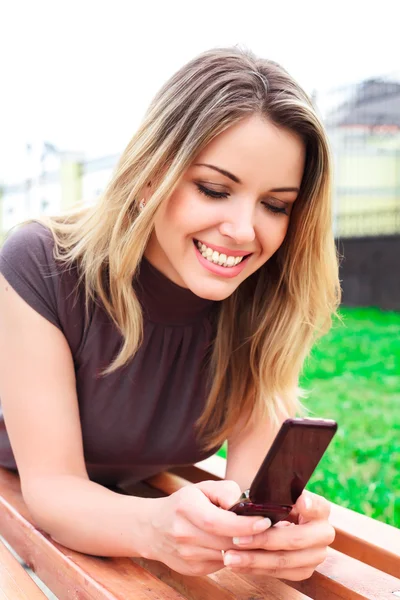 Молодая женщина читает смс — стоковое фото