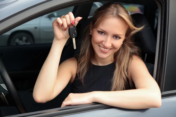 Šťastná žena ukazující klíč — Stock fotografie