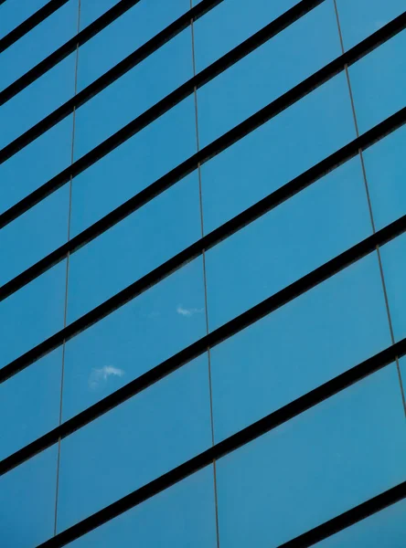 Glasfassade mit Reflexion der Wolken — Stockfoto