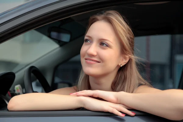 Kvinnan sitter i bilen — Stockfoto