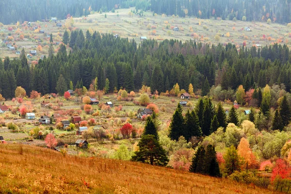 Beautiful autumn mountain and the village — Stock Photo, Image