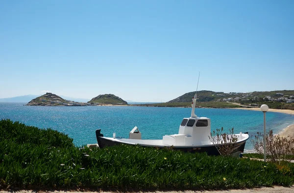 Barco azul y blanco en la orilla —  Fotos de Stock
