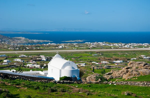 Den vita byggnader, kyrkor på ön — Stockfoto