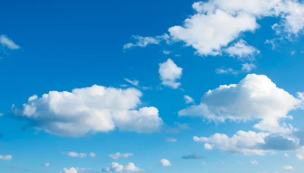 Bílé mraky proti modré sk — Stock fotografie