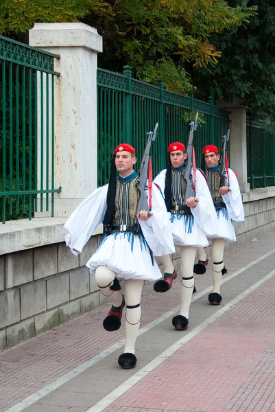 Tres guardias griegos marchando — Foto de Stock