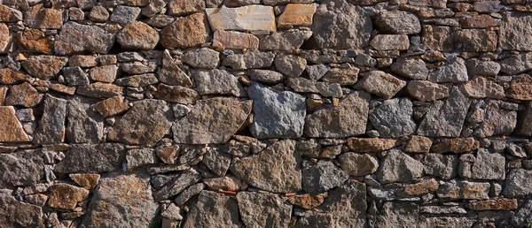 Le mur construit en pierre brute — Photo