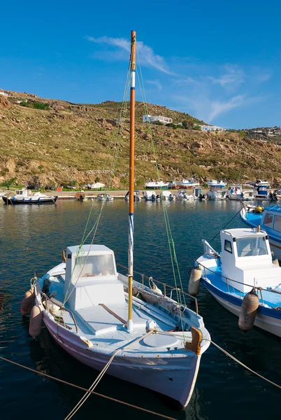 Fiskebåtar förtöjda i hamnen på ön — Stockfoto