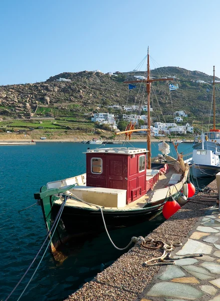 Mykonos liman içinde kırmızı balıkçı teknesi — Stok fotoğraf