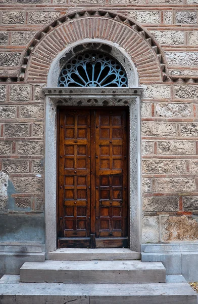 Staré dveře řeckého chrámu s obloukem — Stock fotografie