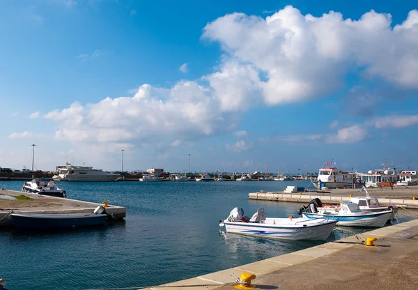 Porto com um cais e um barco na ilha — Fotografia de Stock