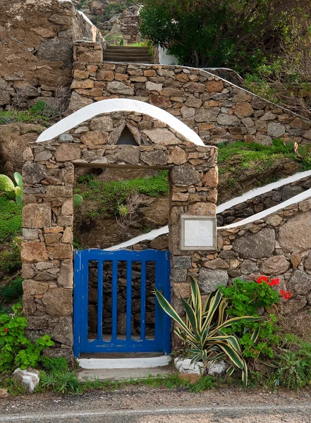 Blauwe poort met stenen boog, trap — Stockfoto