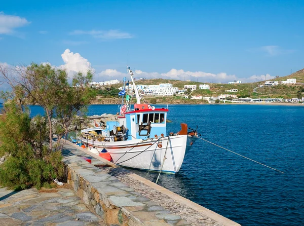 Um barco na doca da ilha de Mykonos — Fotografia de Stock