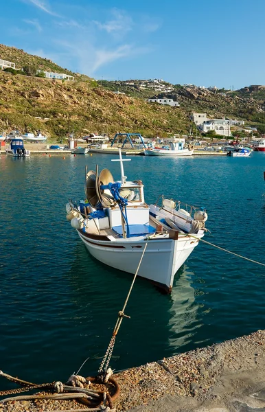 Båt fiske på bryggan i hamnen — Stockfoto
