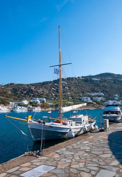 Národní řecká rybářskou loď v přístavu — Stock fotografie