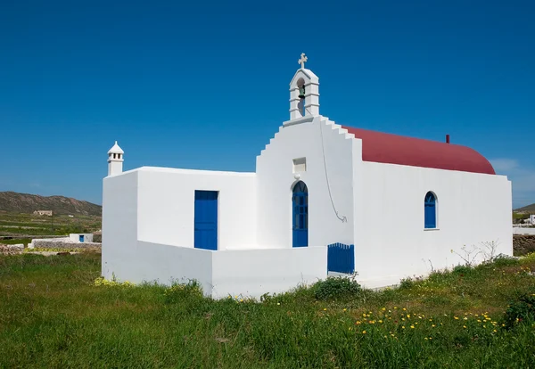 Grecki kościół na łące — Zdjęcie stockowe