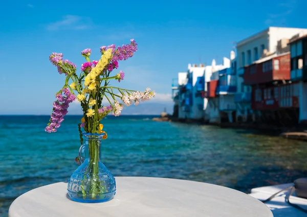Um buquê de flores silvestres em um vaso — Fotografia de Stock