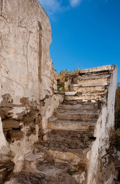 天空的旧阶梯的废墟 — 图库照片