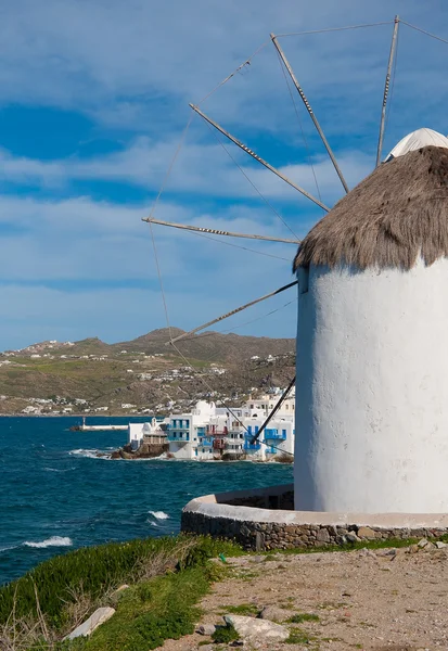 Старая ветряная мельница на краю острова — стоковое фото