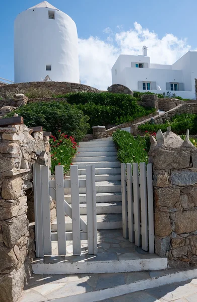Ворота на лестницу к мельнице и отелю — стоковое фото